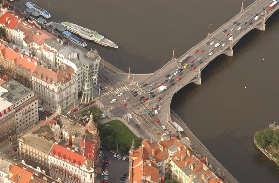  Společnost T-Mobile se již přes rok spolupodílí na testování systému monitorování dopravy  a neustále ho zdokonaluje. Podle dat v mobilní síti lze hustotu dopravy přesně předpovídat.