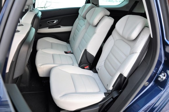 Je škoda, že opěradla druhé řady nelze polohovat. Lze ale posouvat sedáky v poměru 2:3.