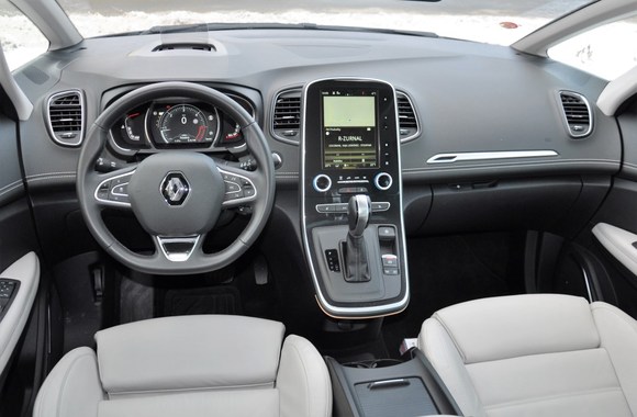 Grand Scénic se řídí téměř stejně, jako běžný sedan. Ergonomie je vynikající.