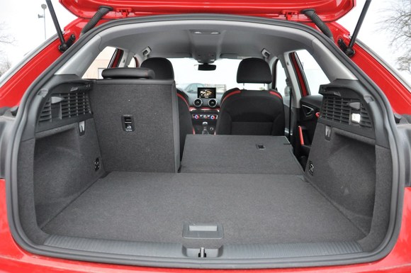 Po sklopení opěradel je délka ložné plochy 139 cm