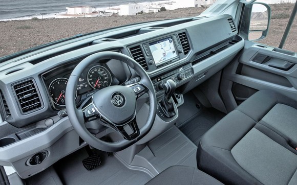 Interiér připomíná osobní automobil. Speciální ortopedickou sedačku řidiče lze dovybavit masážním systémem.