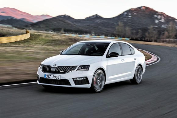 Rozdělení světlometů do dvou částí je nejvýraznějším a také nejkontroverznějším rysem faceliftu