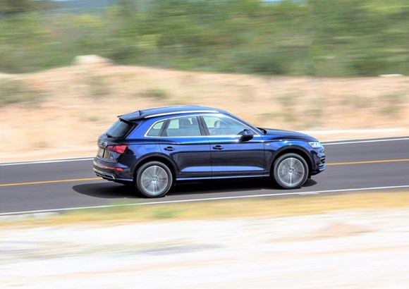 Audi Q5 je po modernizaci. Vzhledem se nyní podobá většímu modelu Q7.