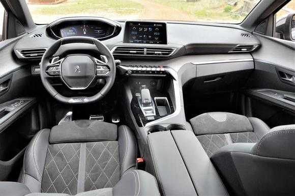 V modelu 5008 prošel koncept uspořádání interiéru Peugeot i-Cockpit další evolucí 