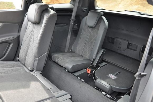 Sedadla třetí řady jsou v základní výbavě všech verzí. Lze je sklopit nebo z vozu zcela vyjmout. 