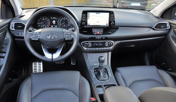 Nová generace sází na moderní technologie. V nejvyšší výbavě je k dispozici 5" obrazovka v podobě tabletu.