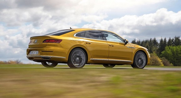 Na rozdíl od passatu, který zastupuje střední třídu, by měl arteon díky většímu rozvoru i délce patřit do vyšší střední třídy. 