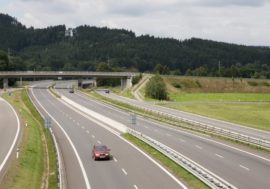 Utlumení dopravy přineslo méně obětí, nejvíce zabíjela rychlost