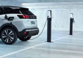 Peugeot 3008 GT dostal hybridní pohon na všechna kola