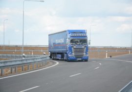 Vláda omezí provoz kamionů v neděli