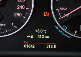 Služba stáčení kilometrů se běžně nabízí na internetu