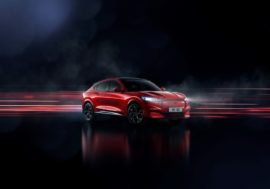 Elektrický Mustang v SUV kabátku