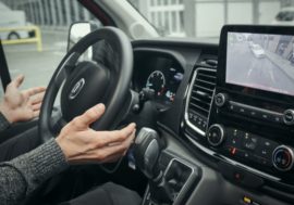 Ford Transit pozná, kam se vejde a ještě si tam zajede