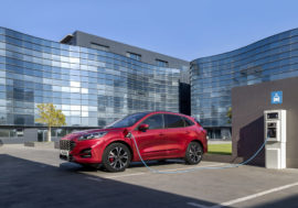 Nejprodávanější plug-in hybrid jede polovinu svého života na elektřinu